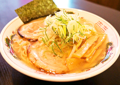 地元に愛され続ける牛骨ラーメン